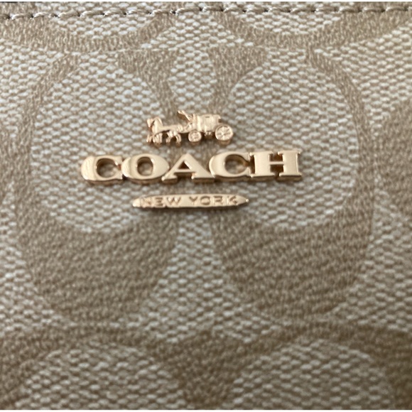 Coach Pouch In Blocked Signature Canvas NWOT - Picture 2 of 5
